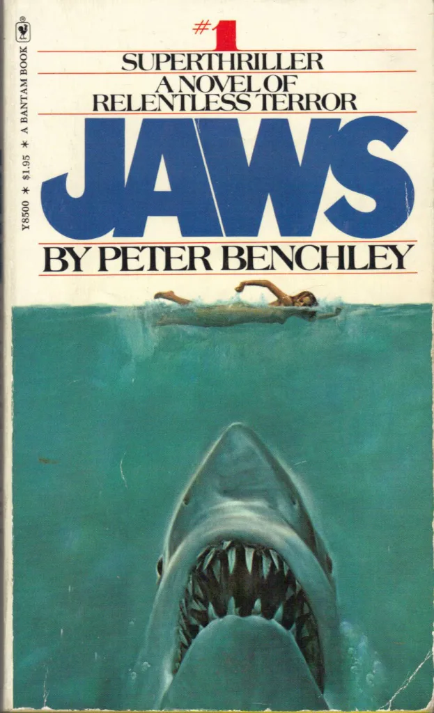 El ambiente apacible de una playa en verano se ve envuelto en una atmósfera terrorífica en la aclamada novela de P. Benchley, Jaws.